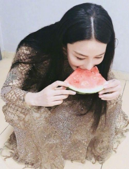 裙吃瓜,揭秘娱乐圈的时尚与八卦风云