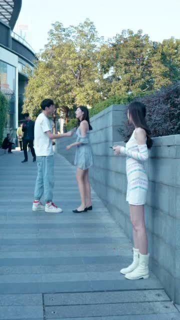 情侣吵架突然吃瓜,意外吃瓜成焦点