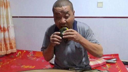 放羊回家吃瓜,乡村生活的惬意时光