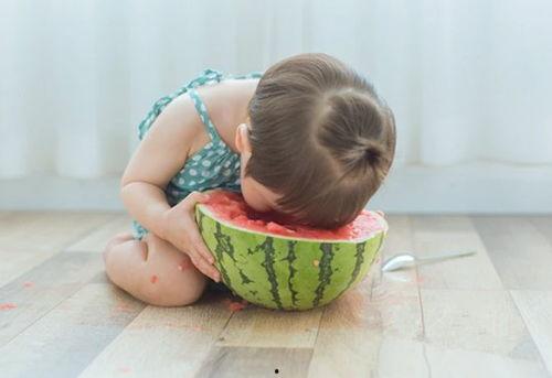 宝宝吃瓜积食,宝宝吃瓜积食怎么办？专家支招助消化