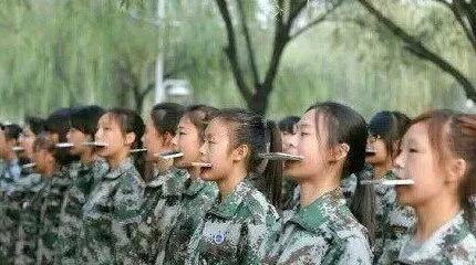 军训吃瓜扛走,一场别开生面的趣味活动